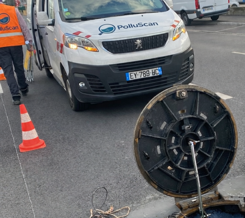 Station PolluScan installée sur un réseau d'assainissement